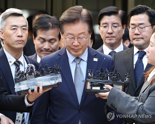  더불어민주당 이재명 대표가 15일 오후 서울 서초구 서울중앙지법에서 열린 공직선거법 위반 혐의 관련 1심 선고 공판을 마친 뒤 법원 청사를 나서고 있다. /연합뉴스
