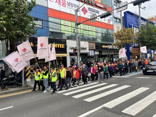 사진 : 궐기대회 참석자들이 시가행진을 하고 있다. / 이석윤 기자