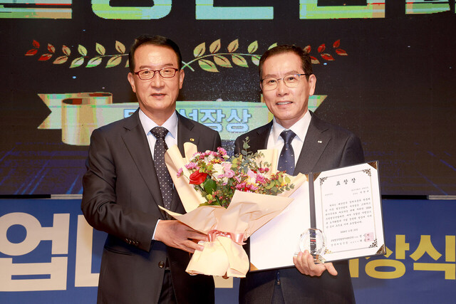 동반성장상을 수상한 OCI(주) 포항공장 박현규(우측)씨