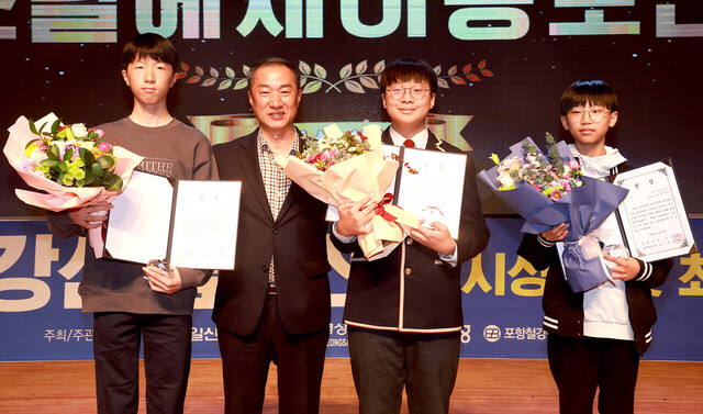 학생부 가작 왼쪽부터 포항 대동중 박시원, 포항 대동중 김지훈, 대구 천내중 박진영