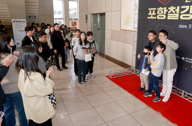 강연을 마친 최태성 강사가 시민들과 기념촬영하고 있다. 
