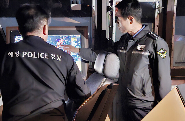 독도 야간경비 실태 등 경비구역 치안현황 살피는 김환경 동해해경서장./동해해경