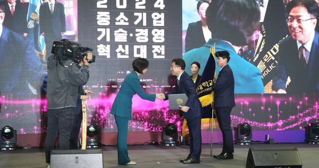성한기 총장이 오영주 중소벤처기업부장관으로부터 대통령 표창을 받고 았다.  /대구가톨릭대 제공
