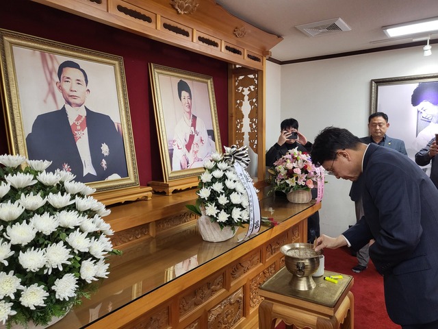 윤상현 의원이 구미 박정희 생가에서 헌화·헌향하고 있다. /김락현 기자