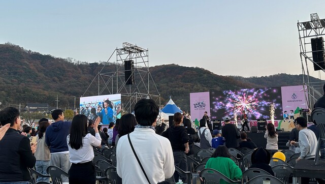 ‘토닥토닥 수고한 우리에게’를 슬로건으로 치러진 2024 칠곡교육가족 문화축제 공연 모습. /칠곡교육청제공
