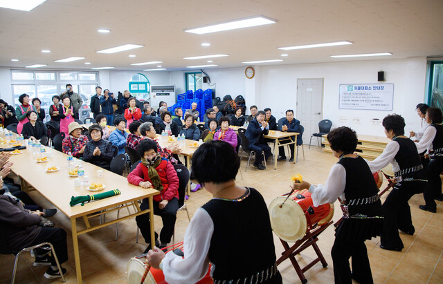 생활개선회 회원들의 멋진 장구 공연. /울릉군 제공