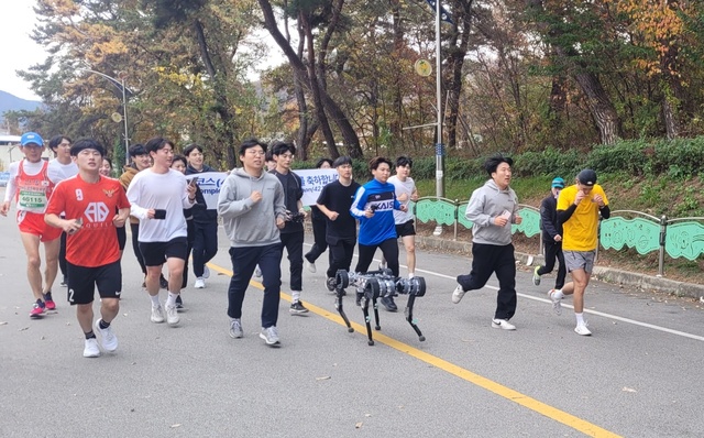 상주곶감 마라톤대회에서 보행 로봇 ‘라이보2’가 풀코스에 도전하고 있다. /상주시 제공