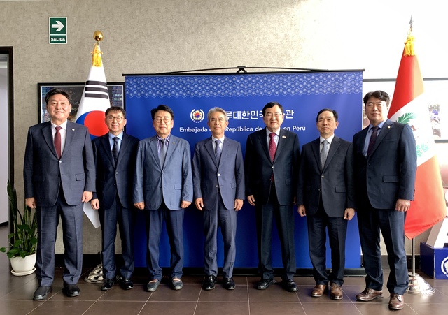 18(현지 시간) 경주시대표단이 주페루 대한민국 대사관에서 최종욱 주페루 대한민국대사와 기념촬영을 하고 있다. /경주시제공