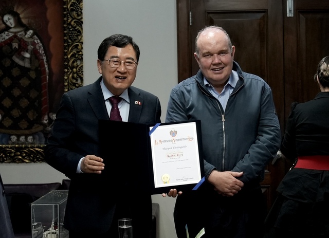 18(현지 시간) 주낙영 경주시장이 리마시청에서 리마시장을 만나 기념촬영을 하고 있다. /경주시제공