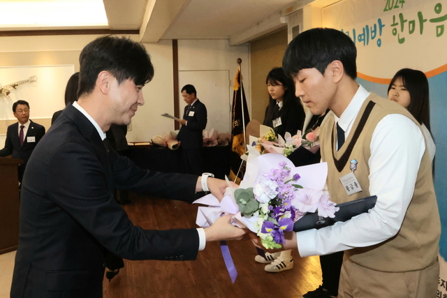 최명규지청장 장학증서 수여. /범방경주협의회제공