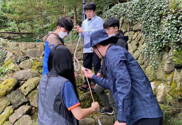 서울대 이현우 교수(오른쪽) 연구팀이 울릉도 도동 약수에서 화산가스 샘플을 채취하고 있다./서울대제공