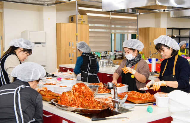 맞있는 밑반찬을 만들고 있는 봉사자들. /울릉군