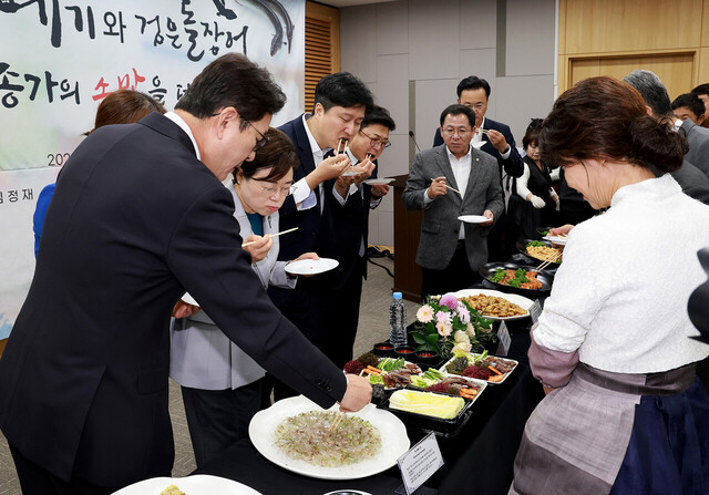 국민의 힘 국회의원들이 다양한 과메기 요리를 맛보고 있다. 