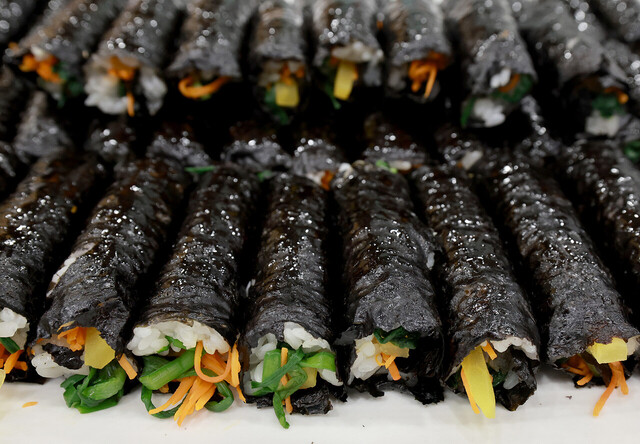 신선한 채소와 과메기로 만들어 겨자소스와 즐기는 과메기 미니 김밥