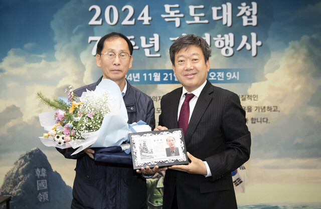 생존독도수비대원 정원도씨에게 감사패 및 선물 전달. 정원도씨가 몸이 불편해 대리로 받았다./울릉군