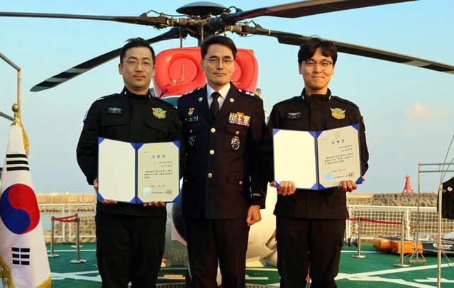 동해해경청 양양항공대 9000시간 무사고 달성 및 다목적 헬기 흰수리 취항 관련 임명장 수여./동해해경청