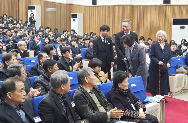 독도의용수비대 유가족들에게 인사하는 강정애 장관./김두한 기자 