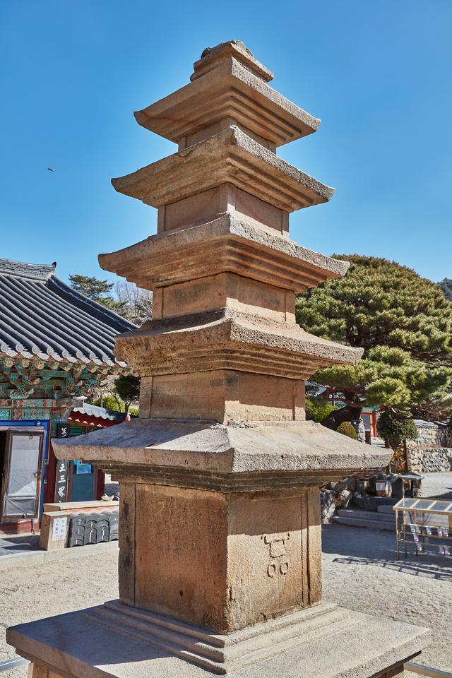 사진 : 포항 보경사 오층석탑 전경 / 국가유산청 제공