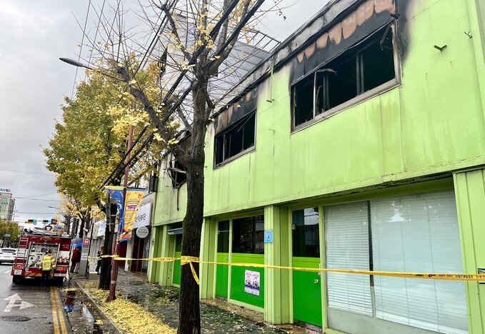 포항시 북구청 인근 2층 상가건물에서 화재가 발생해 소방이 진화 작업을 벌이고 있다. /이석윤기자