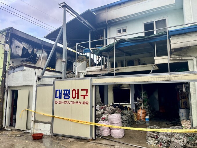 포항시 북구청 인근 2층 상가건물에서 화재가 발생해 소방이 진화 작업을 벌이고 있다. /이석윤기자