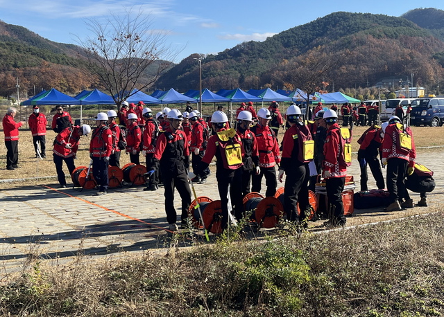 경북도 주최로 지난 19일 안동 길안천지생태공원에서 산불지상진화 경연대회가 열리고 있다. /경주시제공