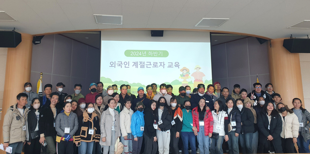 영덕지역 농가에서 일하는 외국인 계절근로자들이 교육을 마친 뒤 단체사진을 찍고 있다. /영덕군제공