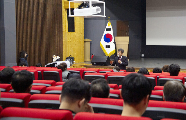 남한권 울릉군수가 위생업주들에게 당부의 말을 전하고 있다./울릉군
