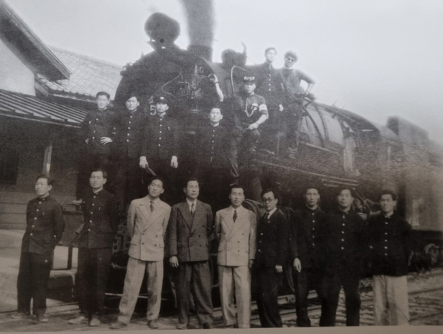 1950년 증기기관차가 영주역에 들어온 모습. 영주역 인근에 염매시장이 있다.