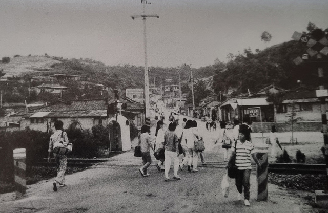 1970년대 원댕이 건널목. 사진 좌측이 쇠지골과 이어지고 오른쪽이 원댕이다.