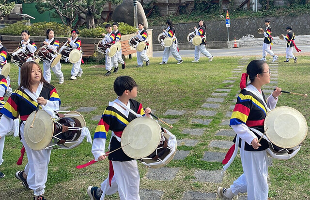 저동초등학교 학생들이 한마음회관 야외 광장에서 풍물놀이 공연을 펼치고 있다. /울릉교육지원청