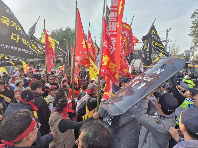25일 오후 2시 일본산 암컷대게 수입 허가 반발 집회를 벌이는 경북도와 강원권 어민들이 식품의약품안전처 진입을 시도하며 경찰과 몸싸움을 벌이고 있다. /박윤식기자