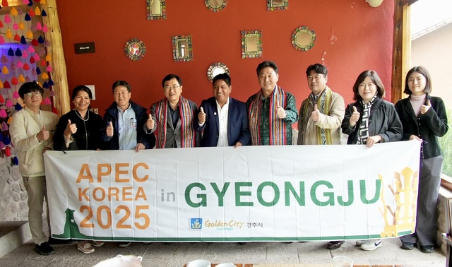 23일(현지 시간), 주낙영 경주시장, 이동협 경주시의회 의장, 이락우 APEC 추진위원장이 우루밤바 시청사에서 로랄드 베라 갈레호스 시장을 접견한 후 기념 촬영을 하고 있다. /경주시제공