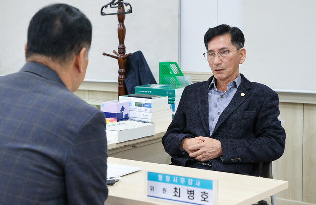 최병호 위원이 관련부서의 설명을 듣고 있다./울릉군