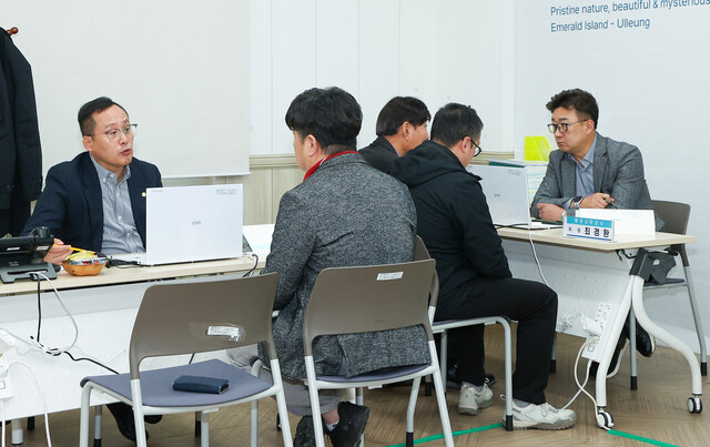 최경환위원과 홍성근위원이 담당 실과로부터 설명을 듣고 있다./울릉군