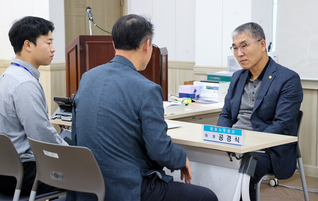 공경식 위원이 관련부서로부터 설명을 듣고 질문을 하고 있다./울릉군