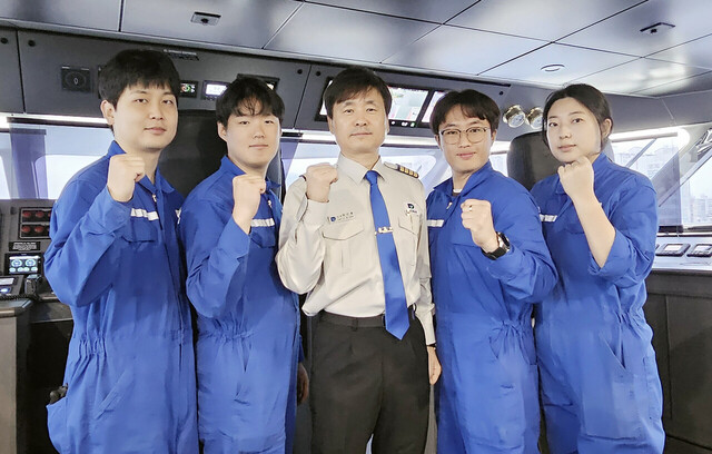 엘도라도 익스프레스호 경진대회 참가팀. 가운데 차진봉 선장. /대저페리제공