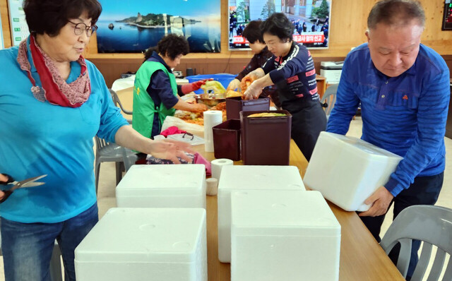 평리새마을부녀회원들이 김장김치를 포장 배달 준비를 하고 있다./울릉군새마을회
