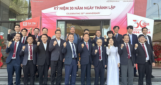봉화군 베트남교류협력 추진단이 베트남 다낭시의 듀이탄대학교 개교 30주년 및 국가대학교로의 승격 축하 행사에 참석했다.