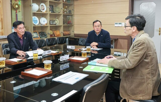 최병호, 홍성근 의원이 도시전문가와 토론을 벌이고 있다./홍성근 의원