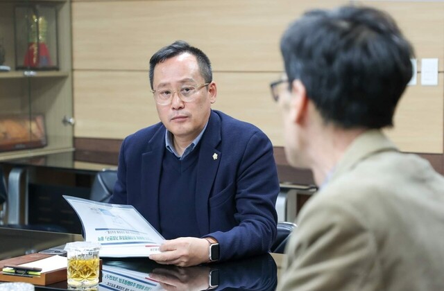 대표 발의자인 홍성근 의원이 전문가와 토론을 하고 있다./홍성근 의원