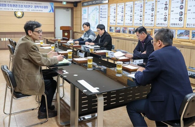 최병호, 홍성근 의원,  울릉군 담당공무원, 교통관련 전문가들이 회의를 하고 있다. /홍성근 의원