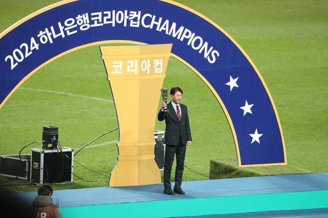 사진설명=박태하 감독 지도자상 수상 모습