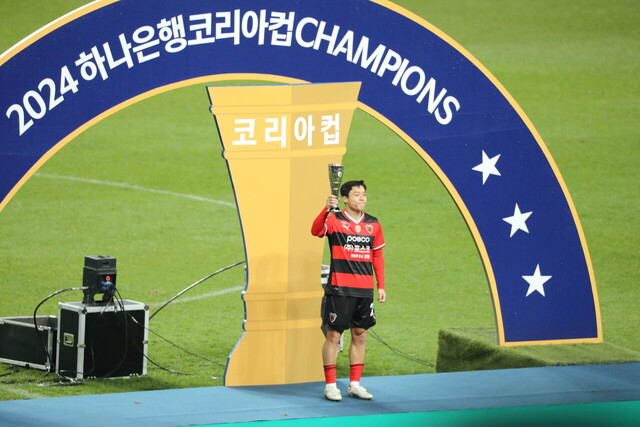 사진설명 =김인성 선수 대회 MVP수상모습
