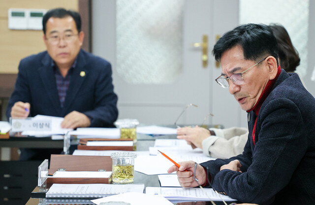 최병호의원이 집행부의 보고에 대해 질의하고 있다./울릉군의회