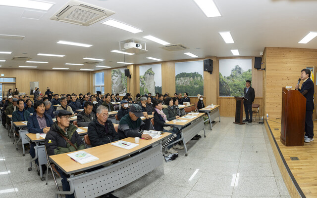 울릉도 서면지역 농업인들을 대상으로 새해 울릉도농업인실용교육이 열리고 있다./울릉군