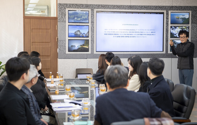 이진구 콘텐츠융항디자인학부 교수와 재학생들이 보고회를 열었다./울릉군