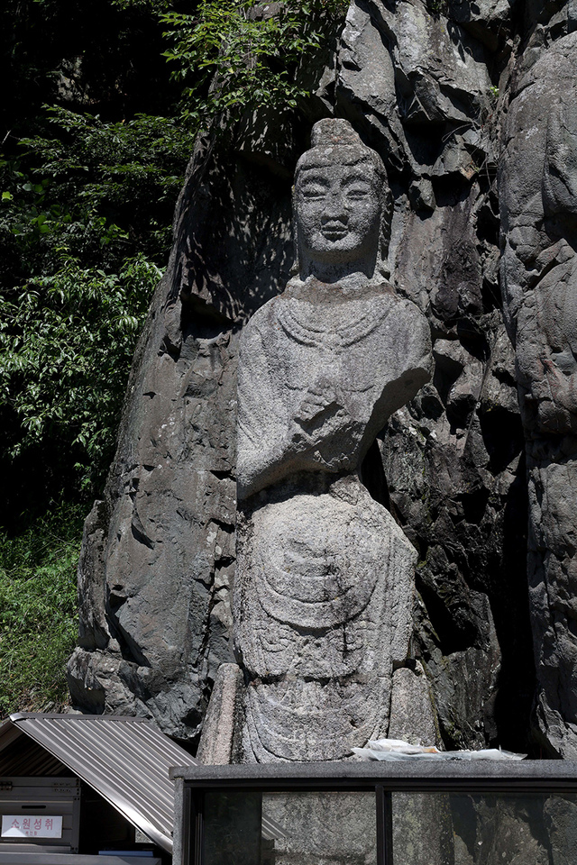 선도산에 우뚝 선 마애여래삼존불 중 보살상.