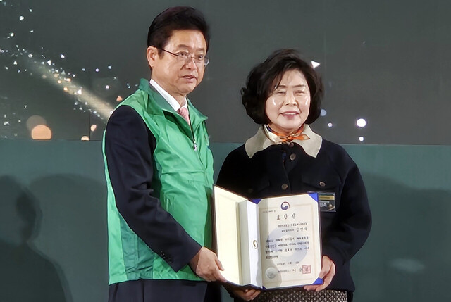 김인숙울릉읍 새마을부녀회장이 이철우 경북지사로 부터 행정안전부 장관표창을 받았다./김두한 기자