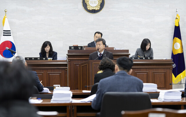 내년도 예산편성에 대해 설명하는 남한권 울릉군수./울릉군
