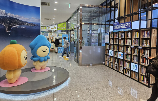 울릉(사동)항 울릉도 특산물체험유통타운 1층에 마련된 파도소리 도서관./김두한 기자 